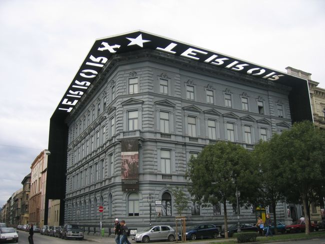 博物館。<br />面白いビル飾りがある。晴れの日だと、影によって白抜き文字が壁面に映し出されるしかけ。<br />センスあるよなぁ