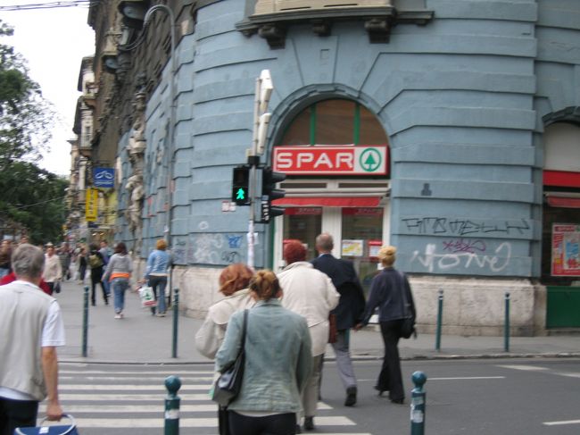 ＨＯＴ ＳＰＡＲというコンビニを知っていますか？<br />我が町にはそのＨＯＴ ＳＰＡＲなるコンビニがあるわけですが、なんとハンガリーにもあるとは！<br />記念にパンを３つとアイスを買う。結構込んでる。ハンガリーでポピュラーな店なのか、ちなみに２４時間営業ではあらず！