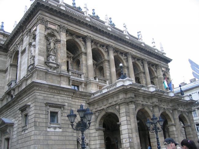 ブタペストのオペラ座。このような色の建物が多いため、一見わからない。<br />ここを通る前に、土産物を買うためにある雑貨屋に入る。店番をしている陽気な若者に大変気に入られ、日本にはないものが欲しいと言うと、色々持ってきて聞いてくる。しかし、すべてが日本にあるもの。。。<br />とっても良くしてくれたし、無価なことなので、カプチーノ用のハンドミキサーを買うことに。<br />お礼に１０００円札をあげると、”ダンケシェーン！<br />”と何度も繰り返し、ニコニコしながら固い握手。<br />品物はともかく良い思い出となった。若者よありがとう。大事に使わせてもらいますよ。