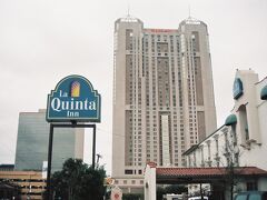 12:00【La Quinta Inn】

サンアントニオに到着しました。
昨晩の安モーテルで懲りたので、ちょっとグレードアップしてLa Quinta Innというモーターインに宿泊です。

写真の看板ですが、建物は奥のビルではなく、手前の2階建ての建物になります＾＾；

それでもダウンタウン中心部なのでなかなか高めの料金だったと思いますが・・・


La Quinta Inn San Antonio, San Antonio, Texas