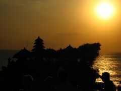 BALI2005　《地上の楽園》の魅力　　39/　　4

タナロット寺院の夕暮れ.
赤道近くでは日没時刻は余り変化しない。