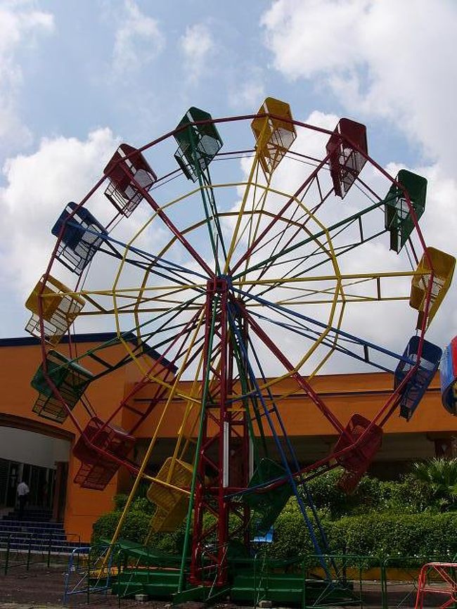 <br /><br /><br />セントラル・コメルシアル・マナグアの駐車場に出現した遊園地の観覧車。