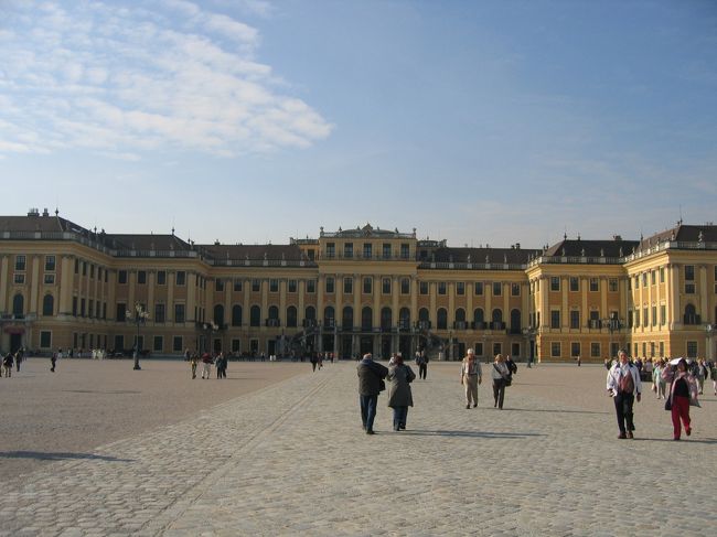 翌朝、ウィーン市内に出かける。<br />シェーンブルン宮殿に到着。<br />道沿いに観光ツアーバスがたくさん並んでいて、さすが人気のある観光地ですね。<br />ゲートを入ると、目の前にどとーんと巨大な建物が現れ、圧倒される。１０００以上の部屋があるのも分かる気がする。<br />その後、宮殿内のハプスブルク家の豪華絢爛な部屋の装飾や調度品を見学。至る所に装飾がなされていて、その時代の雰囲気が伝わってくる。<br />定番な場所ではあるが、一見の価値あり！