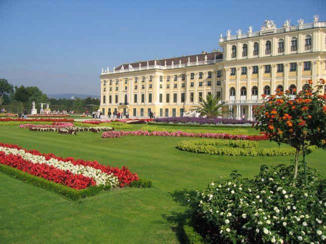 宮殿内部見学後、庭園に足を運ぶ。とてつもない広さだけど、隅々まで手入れがされていて、美しい風景を作り上げている。<br />綺麗な花を横目に見ながら、グロリエッテを目指して歩く。