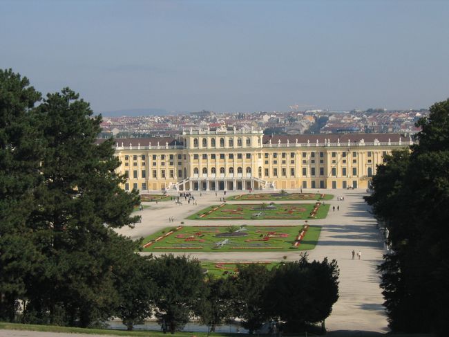 案の定、暑くなってきた。<br />丘の中腹で振り返る。おー素晴らしい。頂上からの眺めはもっとかも^＾と思いを巡らせつつ、登る。