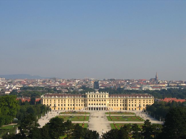 グロリエッテ到着！<br />振り返ると、おーすばらしぃぃ！！<br />よく写真とかでは見るが、この爽やかな風と宮殿までの距離感、さらに向こうの市街地までの距離感は実際にその場にいないと感じることができない贅沢。<br />この空気感は、やめられませんなぁ<br />