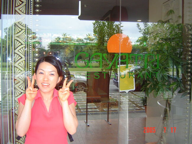 本当はバナナ・リーフ・アポロに行こうと思っていたのですが、よくわからず入ったお店でした。レース・コート・ロード沿いです。<br />お昼時は地元の人たちで混雑してました。<br />フィッシュヘッドカレーは確か１０Ｓ＄と安かったです。