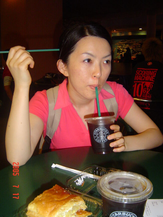 スプーンもフォークもなくてちょっと食べづらかった･･･。<br />日本にもあるような、カスタードの入ったアップルパイみたいなものでした。パイがさくさく軽くておいしかったです。<br />