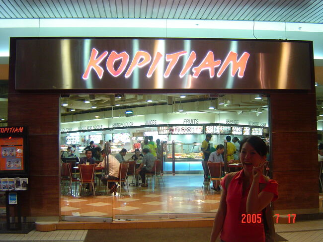 ホテルの方まで戻ってきました！<br />RENDEZVOUS隣にある、KOPITIAMと言うフードコートです。<br />２４時間営業らしいっすよ！