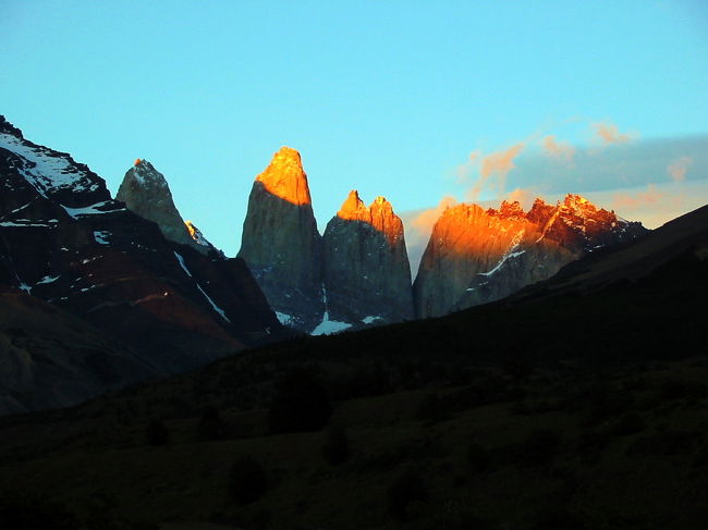 朝4時に一人でホテルを出てまだ暗い荒地を歩き、良く見えるところで夜明けを待ちました。私の夢だった、頂上が赤く染まった２８５０ｍｍのパイネの塔を見ることが出来て大感激！！！
