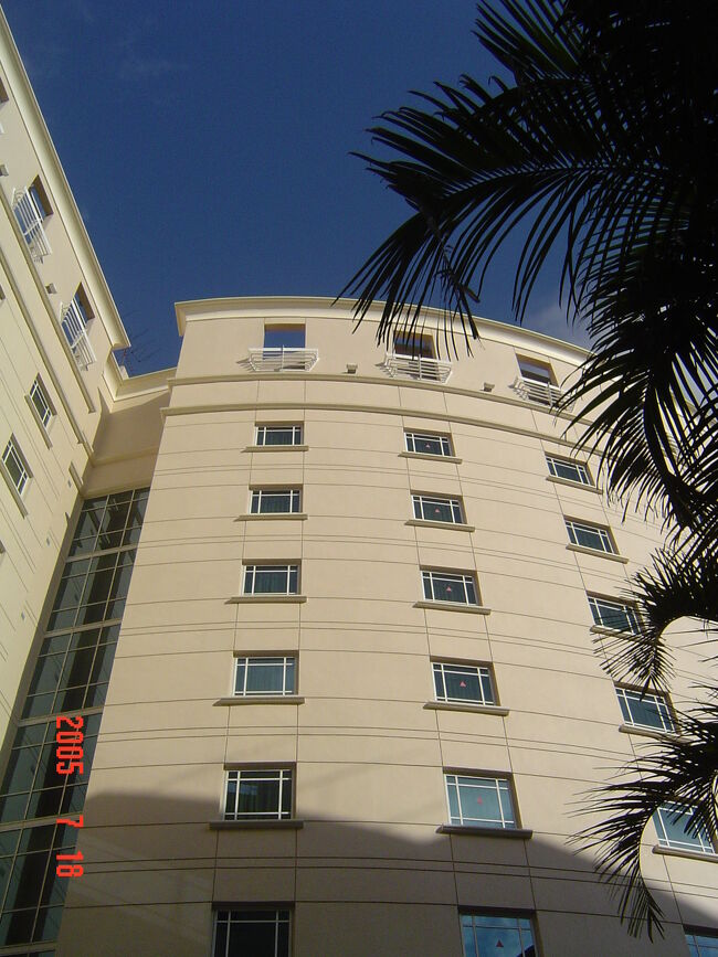 プールから見上げたホテルの写真。<br />大きなホテルではないので豪華な感じとかはないのですが、<br />きれいだし、スタッフも親切で泊まりやすいホテルだと思いました。