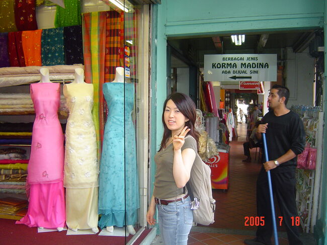 アラブストリートにもきれいな布地がいっぱい！！<br />あぁ、技術と時間とロックミシンがあれば、買って帰ってドレスを作りたい･･･