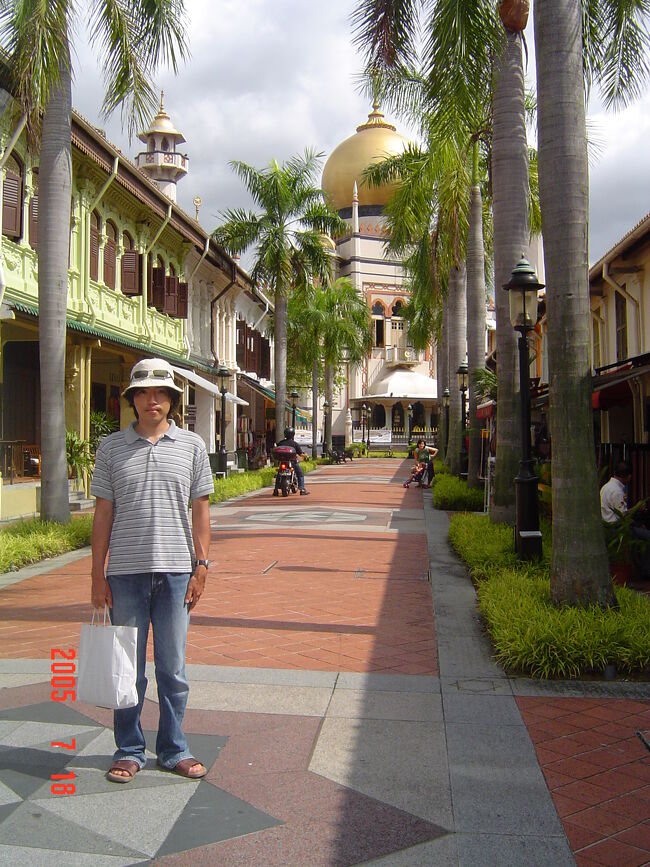 同じくブッソーラ・ストリート。モスクと一緒に。