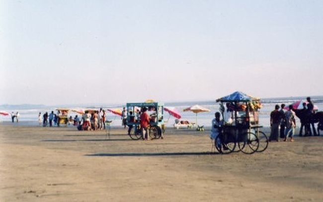 世界一長いと言われるコックスバザールのビーチ。<br />ベンガリーは海水浴をしないので、なんだかがらんとしています。が、夕方にはハネムーンカップルでいっぱいになります（涙）