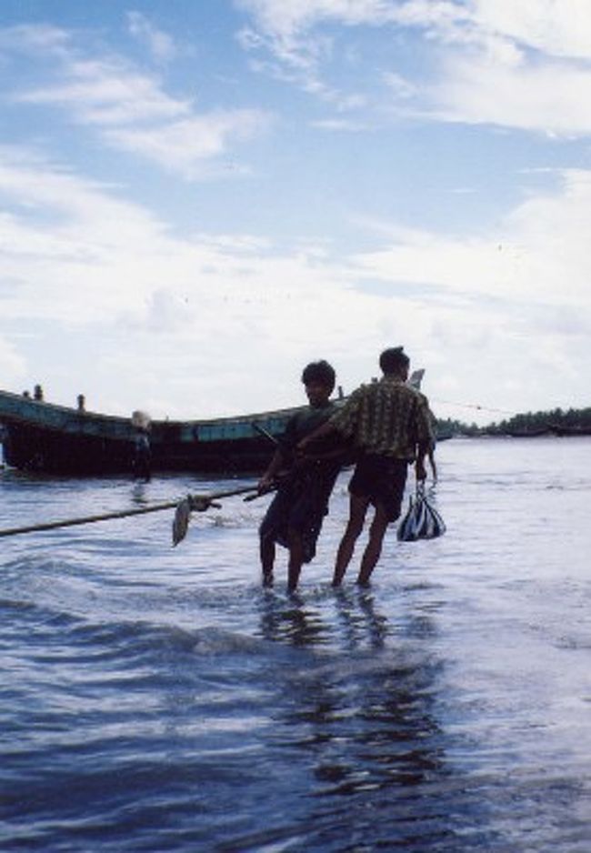 セントマーティン島に到着。リゾートどころか、桟橋もないので、びしょびしょになって上陸しました。