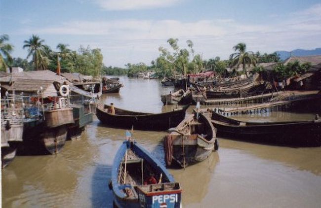 テクナフの港。ここから船に乗ってセントマーティンへいく。ナフ川に出ると、対岸のミャンマーからやってきた船に出会える。ああ、私の心のふるさとよ・・・バングラデシュは厳しいです！！