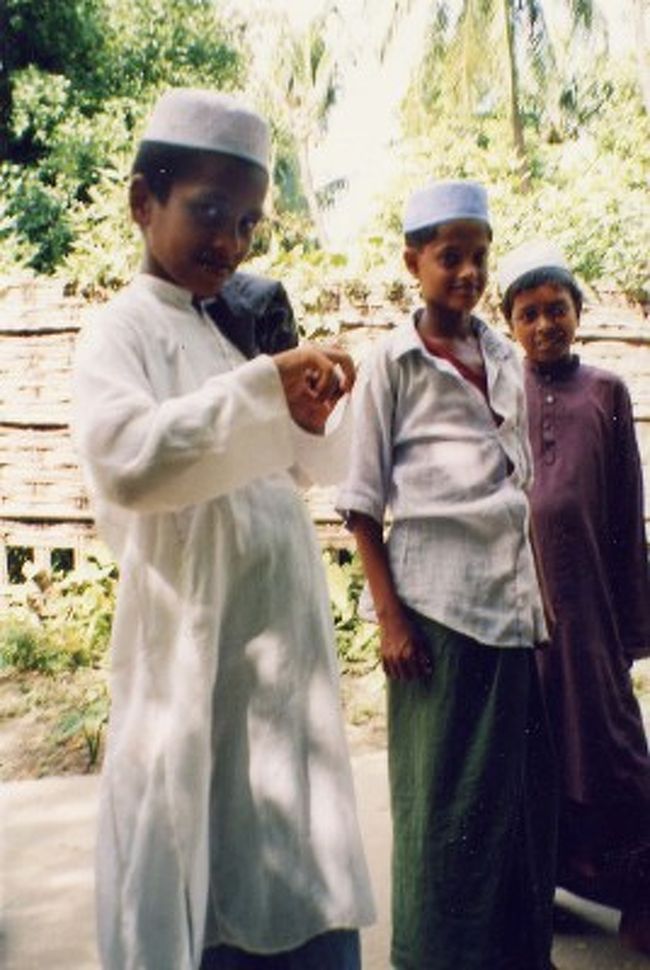 セントマーティン島にて、モスクに向かう子供たち。凛々しいね。