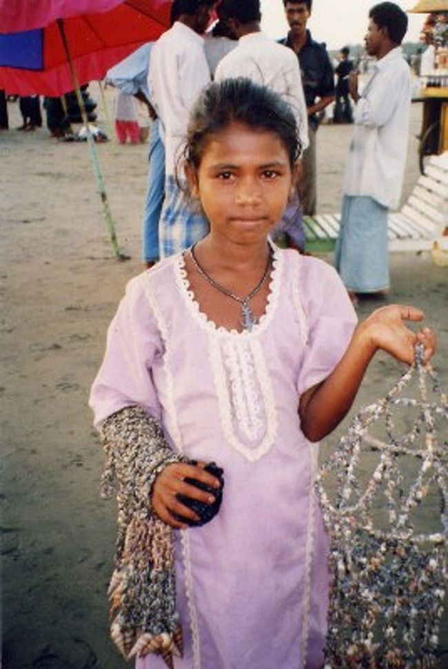 コックスバザールのビーチで貝のお土産を売る子供。これ、千葉の海岸でも売ってるよね・・・
