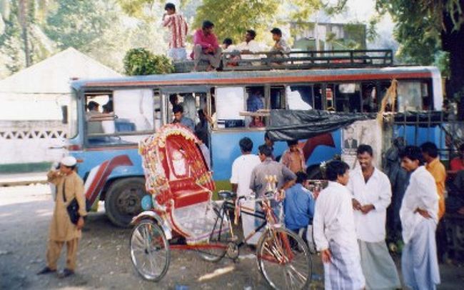 バングラデシュのバス。木陰がバス停です。