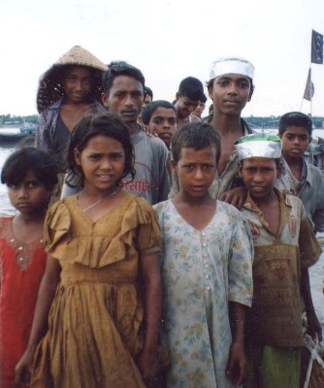 チッタゴンの漁村の子供たち。私のあとをついてきてしまいました。みんなカメラは好きなようです。