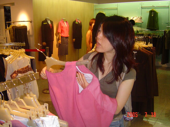 すごい顔･･･<br />ラッフルズ・プレイス駅の地下街の服屋にて。<br />店員さんに「これ透けるんじゃない？」と日本語で話しかけているところ（相手当然理解せず）