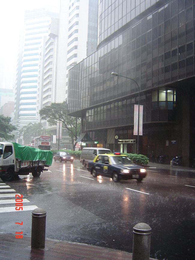 もう一枚。<br />道路全体が水たまりみたいになってます。