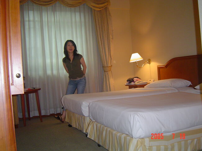 この後ハイティーへ行くのに「たまにはスカートでもはくべ」と着替えるため、また荷物が増えたのでタクシーでいったんホテルへ戻りました。<br />コンパクトな部屋ですが、狭いという感じではありません。