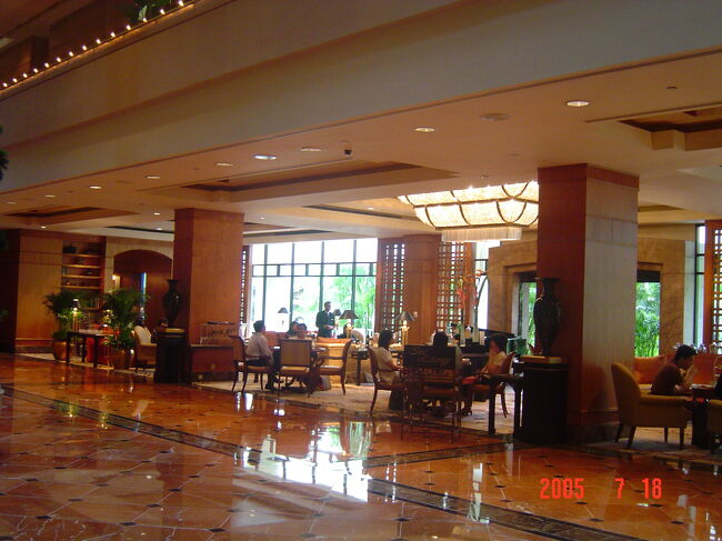 「どうせだから３段トレイで食してみたい！」と言う事で、リージェントホテルへ来ました。<br />雰囲気が上品です。