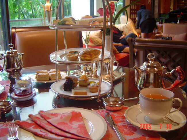 そして３段トレイ！！<br />スコーンは小ぶりだけど中身がぎっしり詰まっている感じ。うまいです。<br />ドリアンパフは正直「うっ･･･」となりました。口中に独特の風味が「ぼわっ！！」と広がってずっと残ります。私にはだめでした。<br />（そばの席にいたローカルらしき女の子達はおかわりしてたくさん食べてました。）<br />昼食もかねてのつもりで来たのに、ひとり分（初めに出されるトレイにはひとり分のみ、お代わりが出来ます）でかなりお腹満足。<br />サンドイッチが日本ではなかなか食べられないようなものばかりなので、サンドイッチのトレイだけお代わりしました。<br />給仕のお姉さんがすごくにこやかで可愛くて、そればかり見てました！<br />ピアノの演奏もあったけど、これは正直へたくそでした･･･