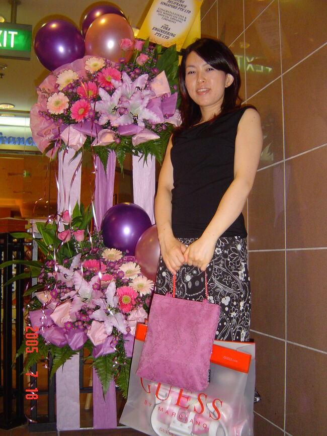 今回、ヴァネッサ・ブリューノのトートバックを買おうと思っていたため、ニー・アン・シティへ行ったのですが、<br />ＧＵＳＥＥで売っていたピンク色のバッグにひとめぼれ！<br />結局そちらを買ってしまいました。<br />写真はデリ・フランスが新装オープン？とやらで飾られていたお花です。<br />すごくかわいい！！