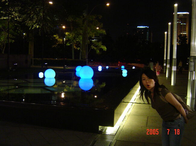 夜になりました。今回まだマーライオン野郎を見てないという事で、夜のマーライオンを見に行きます。<br />写真はエスプラネード・シアターズ（最近出来た文化施設、通称ドリアン）前の広場にある池です。<br />幻想的でよかですたい☆