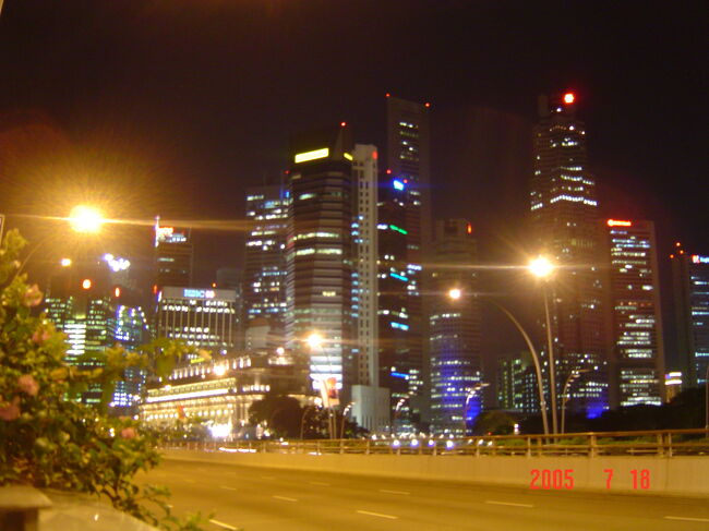 ピンぼけ･･･<br />高層ビル群の夜景です。
