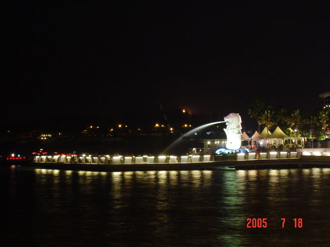 ちゃら〜ん☆エスプラネード橋から写した、夜のマーライオン野郎です！！<br />夜は吐いている水も幻想的な感じできれいですね。