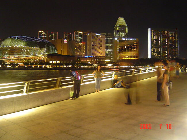 マーライオン・パークまでやってきました。<br />マリーナ・エリアの高級ホテル群の夜景がきれいです。<br />透けている人がいるのは心霊写真ではなく、カメラの仕様のためです。