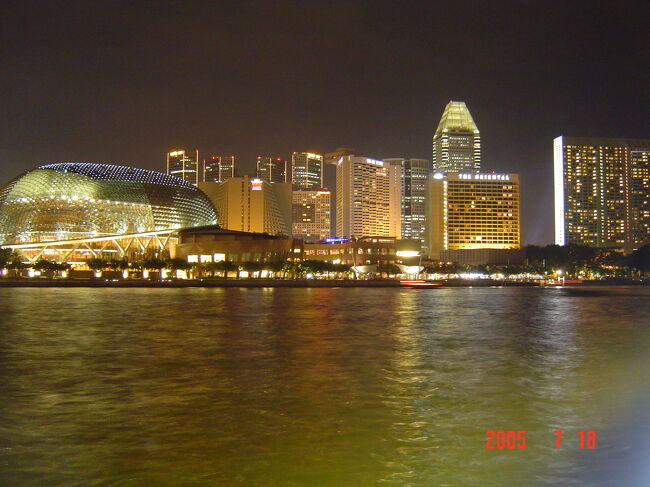 水面に映る光りと相まって、とてもきれいです。