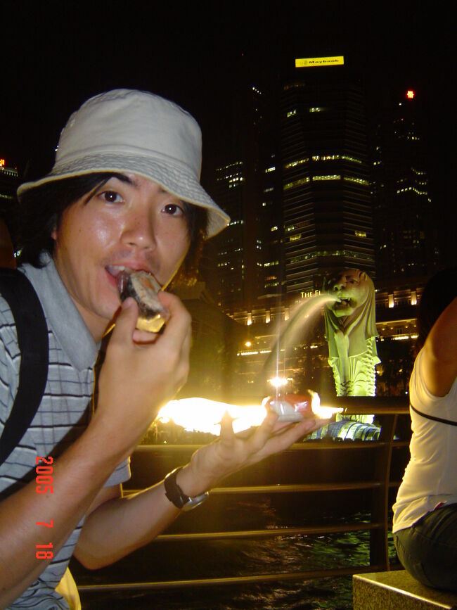 そして寿司を食う･･･実は前から食べてみたかったスーパーの寿司をホテルへ帰ってから食べようと購入していたのですが、<br />テンションがあがってしまいマーライオン野郎とともに食してしまいました。<br />お味の方は･･･おいしいです！シティ・ホールにあるコールド・ストレッジ（スーパーマーケット）で買いました。