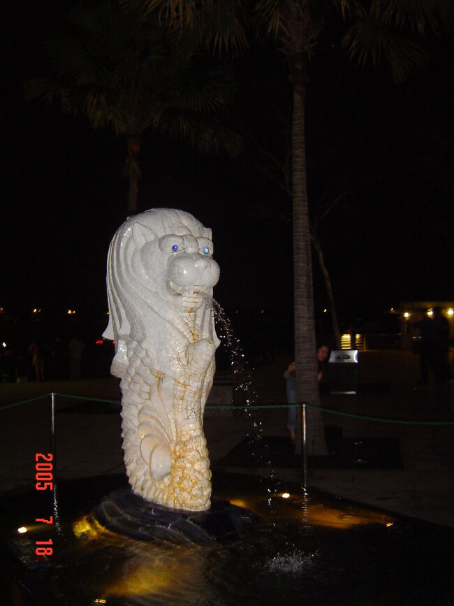 ミニマーライオンです。<br />よくわかりませんが、後ろに私がいます。