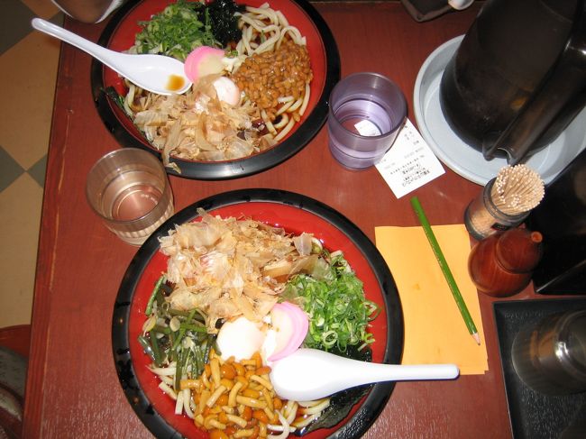 食いしんぼ横丁で食べたうどん。意外にまいうー。この後横丁内の串カツ屋さんで生麩（なまふ）を生まれて初めてたべた。蓬味だった。もちもちしててうまいス！！