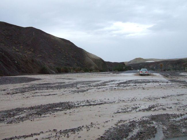 デスバレー大雨につき道路が浸水。レンタカーのタイヤのホイルキャップ紛失(苦笑)