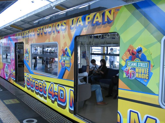 USJに向かいます。ユニバーサルシティ行きの電車はなんとセサミストリート色でした。派手ー。