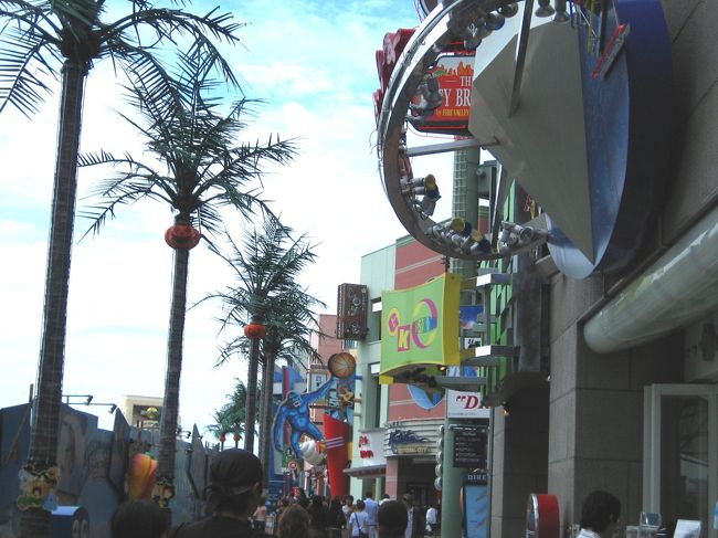 ユニバーサルシティ駅からUSJまでのユニバーサルシティウォーク。なぜかトロピカル。この辺のお店は22時過ぎまで営業してて、USJが閉園してからも立ち寄れる。