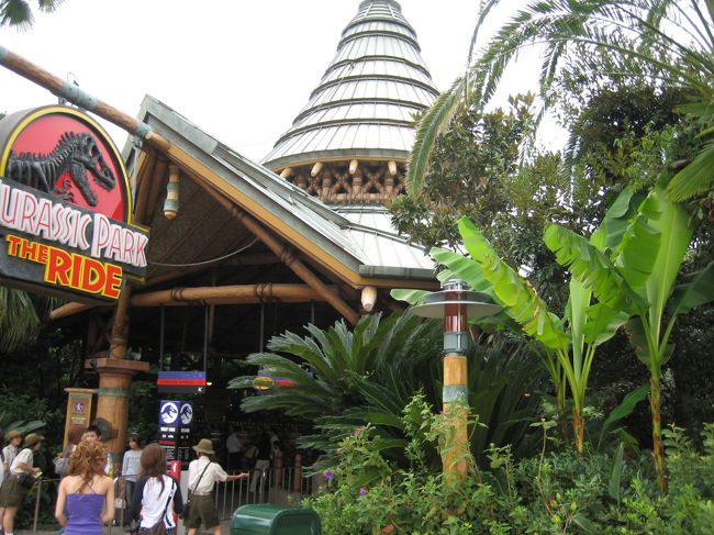 ジュラシックパーク the Ride。濡れると有名なアトラクション。入り口や近くの売店でレインコート（300円）が販売されていて、持参組みもあわせると乗客の6割くらいはレインコートを準備してた。さて。