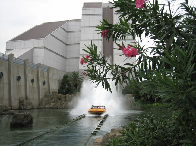 ばしゃーん。最右列が多分一番濡れる。かぶる。レインコートはとりあえず用意してったほうがいいみたい。