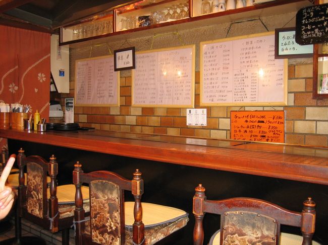 店内はこんなかんじ。人の良さそーなご主人の、こじんまりしたお店でした。お得意さんが多いらしく、名前入りの焼酎ボトルが沢山並んでました。また寄りたいな。