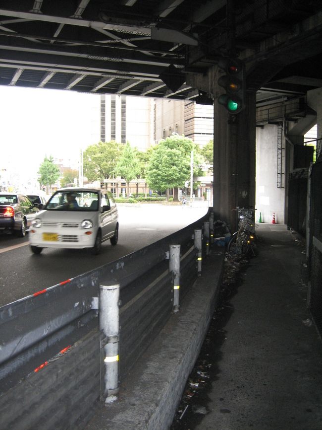 京都駅横の路地。きったないです。