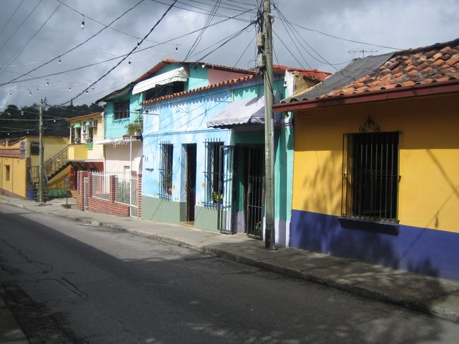 カラカスの南東約１５Ｋｍの所にある、<br />小さな町だった。<br /><br />バスを降りて坂を下ると、<br />絵の具箱のような町並みが続く。