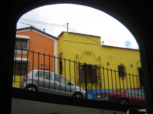 何処からか？<br />・・・美味しい甘い匂いが・・・<br />それに誘われて、カフェに入った。<br /><br />そのカフェから見上げてパチリ！<br />アーチの壁が額になりました。<br />