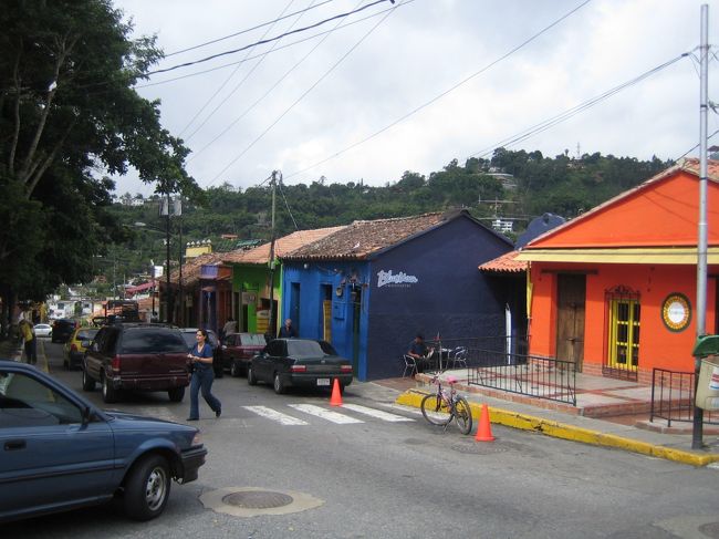 屋根以外すべてオレンジ色。その隣は青色。<br />暖色と寒色のバランスが良い！<br />町全体の色の調和が取れていて美しかった。<br /><br />大きなお土産物屋さんがあり、<br />そこで初めてベネズエラのお土産を買いました。<br />なんと！！ベネズエラ最後の日に！！！<br /><br />それは・・・ショッピングのクチコミで！