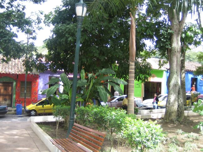 町の中心にある「ボリーバル広場」<br /><br />もちろん「シモン・ボリーバル」さんの、<br />銅像が広場に真ん中に建っていた。<br />町の人たちの憩いの場でしょう。<br /><br />このまわりはお洒落なホテルやレストランが・・・<br />