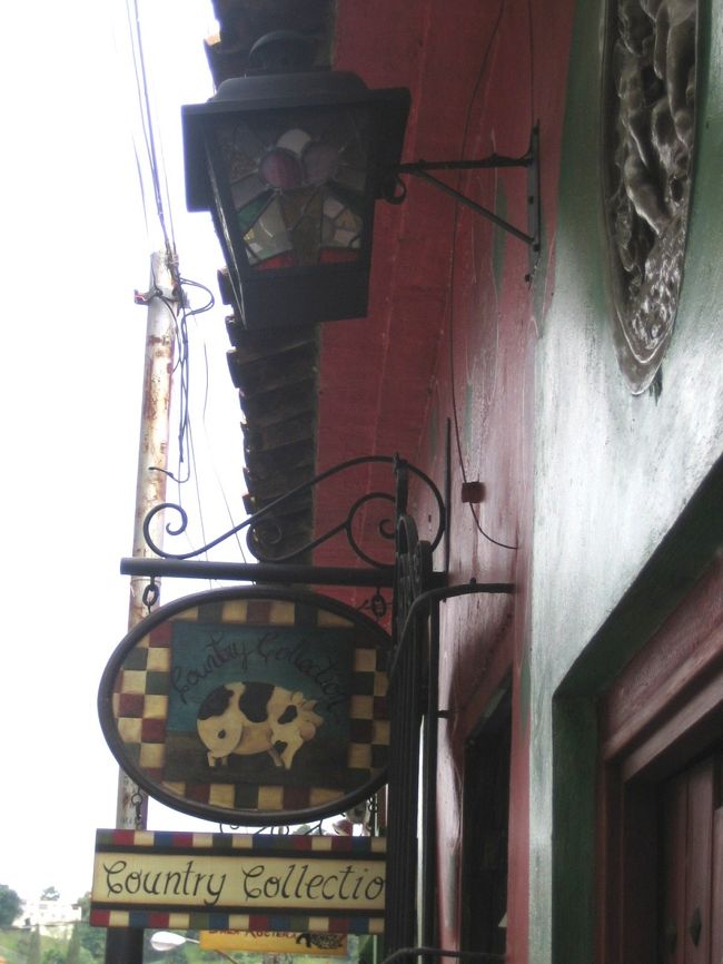 面白い看板。<br /><br />色んなお店はユニークな看板を掲げていた。<br /><br />ここはアンティークのお店。<br /><br />一軒、一軒見て歩くだけで楽しかった。